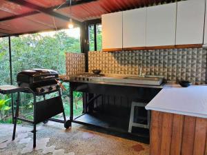 a kitchen with a grill and a stove at Finca la Lomita in Fusagasuga