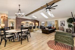 Ruang duduk di Harmony Ridge Ranch