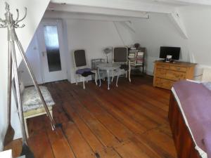 Zimmer mit einem Bett, einem Tisch und Stühlen in der Unterkunft Zimmer Und Aussicht in Friedrichstadt