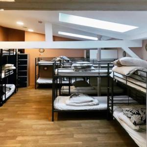 Cette chambre dispose de lits superposés. dans l'établissement trendy hostel, à Ivry-sur-Seine