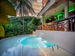 une piscine au milieu d'un immeuble dans l'établissement Casa Maka - Stunning Oceanfront Villa, à Santa Cruz Huatulco