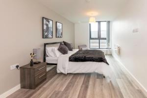 1 dormitorio con 1 cama grande y suelo de madera en L1 Comfy Escapes - Long Stay Discounts Apply! en Liverpool