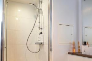 y baño con ducha y puerta de cristal. en L1 Comfy Escapes - Long Stay Discounts Apply! en Liverpool
