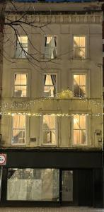 un edificio con luces de Navidad delante de él en Patrick Street Townhouse, en Cork