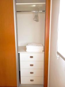ein Schrank mit einer weißen Schublade und weißen Handtüchern in der Unterkunft Confortable y nuevo cerca del Casco antiguo in Caravaca de la Cruz
