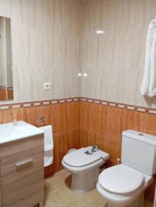 La salle de bains est pourvue de toilettes blanches et d'un lavabo. dans l'établissement Confortable y nuevo cerca del Casco antiguo, à Caravaca de la Cruz