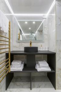 uma casa de banho com um lavatório e um espelho em Cocon Cordeliers / 4 voyageurs em Lyon