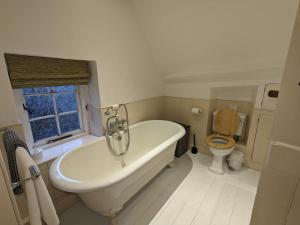 Kúpeľňa v ubytovaní Afton Thatch: Beautiful Thatched Family Cottage