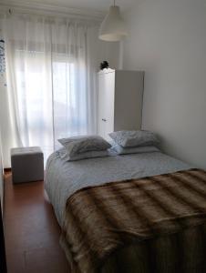 ein Schlafzimmer mit einem großen Bett und einem weißen Schrank in der Unterkunft Apartamento T2 in Vila Praia de Âncora