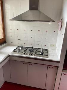 een keuken met een kookplaat en een kap bij Casa Massa in Massa Lubrense