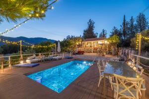 un patio con piscina e una casa di Rozana House a Silikou