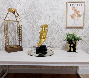 una mesa con un trofeo de oro encima. en Apartamento Thematic OyM, en Villena