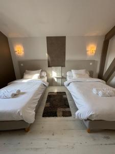 オトヴィル・ロンプヌにあるHôtel-Restaurant Le Hautevilleのベッド2台(白いシーツ、ラグ付)