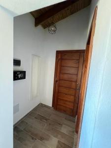 - un couloir avec une porte en bois dans l'établissement Residencial Paraiso by Alex, à Bayahibe