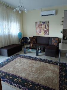 uma sala de estar com um sofá e um tapete em PS House Amfikleia - PS Rental em Amfikleia
