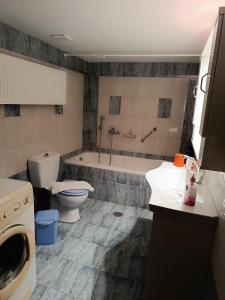 y baño con bañera, aseo y lavamanos. en PS House Amfikleia - PS Rental en Amfiklia