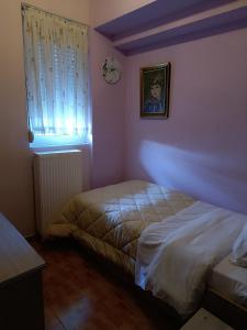 um quarto com 2 camas individuais e uma janela em PS House Amfikleia - PS Rental em Amfikleia