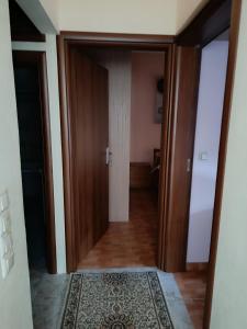 um corredor com uma porta e um tapete em PS House Amfikleia - PS Rental em Amfikleia