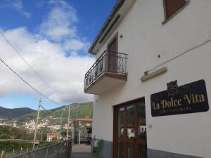 een bord aan de zijkant van een gebouw bij La dolce vita in Agerola