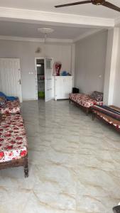 Camera con 2 letti in una camera con pavimento piastrellato. di Vacancia a Douar Chaïb Rasso