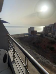 een balkon met uitzicht op de oceaan bij Vacancia in Douar Chaïb Rasso