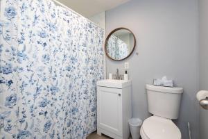 Ένα μπάνιο στο Lovely 3bedroom condo with free parking on premise +17 φωτογραφίες
