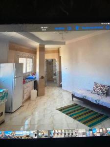 een woonkamer met een bank en een keuken bij Vacancia in Douar Chaïb Rasso