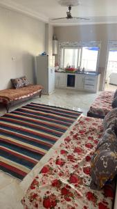 un soggiorno con 2 letti e una cucina di Vacancia a Douar Chaïb Rasso