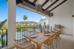 d'un balcon et d'une salle à manger avec une table et des chaises. dans l'établissement Villa Kahuna Sotogrande, à Sotogrande