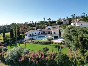 - une vue aérienne sur une maison avec un jardin dans l'établissement Villa Kahuna Sotogrande, à Sotogrande