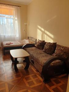 uma sala de estar com um sofá e uma mesa de centro em Apartment on Lysenka 27 em Lviv