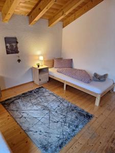 a room with a bench and a table and a rug at Lechapart Wagner in Reutte