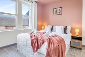 a bedroom with a large bed and a window at Spacious 5 En-Suite BR Apartment - Corporate Stay in Stoke on Trent