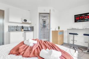 ein Schlafzimmer mit einem Bett mit Handtüchern darauf in der Unterkunft Spacious 5 En-Suite BR Apartment - Corporate Stay in Stoke on Trent