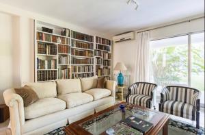 a living room with a couch and bookshelves at Casa en San Isidro in San Isidro