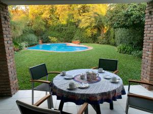 a table in a patio with a view of a pool at Casa en San Isidro in San Isidro