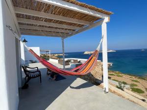 un'amaca su una veranda con vista sull'oceano di A Bedroom by the sea a Lisso (Lipsoi)