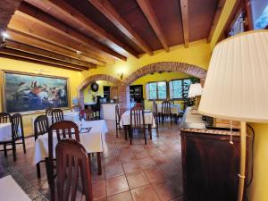 jadalnia ze stołami i krzesłami w restauracji w obiekcie La Biesca Sebreñu w mieście Ribadesella