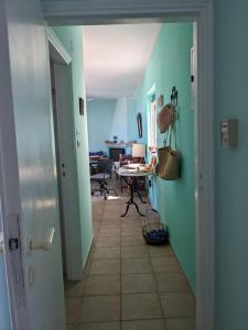 un couloir aux murs bleus et une table dans une chambre dans l'établissement Attic Meltemi, à Cap Sounion