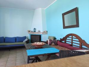- un salon avec un canapé et une table dans l'établissement Attic Meltemi, à Cap Sounion