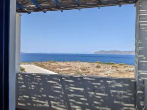 - une vue sur l'océan depuis la fenêtre de la maison dans l'établissement Attic Meltemi, à Cap Sounion