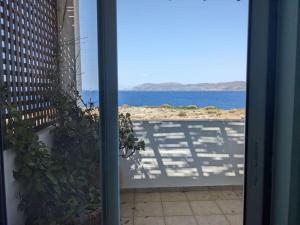 - une vue sur l'océan depuis la porte du patio dans l'établissement Attic Meltemi, à Cap Sounion