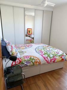 Schlafzimmer mit einem Kingsize-Bett und weißen Schränken in der Unterkunft Chambre dans maison individuelle vue sur le massif de l'étoile in Marseille