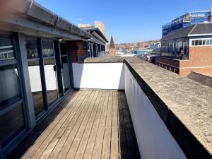 - un balcon dans un bâtiment avec une terrasse en bois dans l'établissement City Centre Sleeps up to 6, à Nottingham