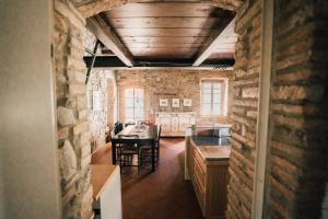 a kitchen and dining room with a brick wall at Agriturismo Le Valli in Casciana Terme