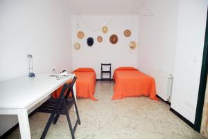 a room with two beds and a table in it at Apartamento céntrico en Sant Feliu de Guíxols in Sant Feliu de Guíxols