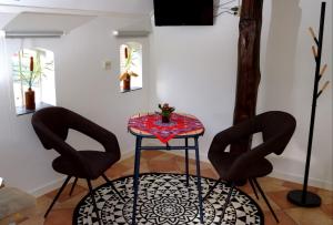 two chairs and a table in a room at Bed & Breakfast De Corylus in Oosterhesselen