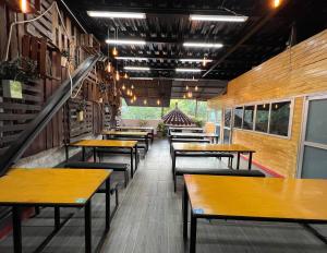 une rangée de tables et de bancs dans un restaurant dans l'établissement Mexico City Guesthouse, à Mexico