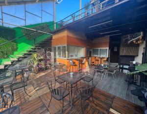 d'une terrasse avec des tables et des chaises. dans l'établissement Mexico City Guesthouse, à Mexico