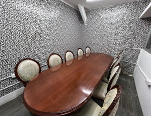 - une table et des chaises en bois dans l'établissement Mexico City Guesthouse, à Mexico